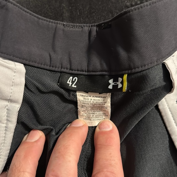 Under Armour black shorts size 42. - Picture 2 of 4